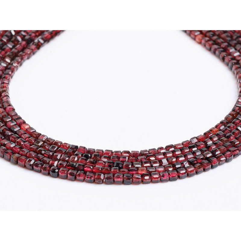 Γρανάτης - Garnet χρώμα κόκκινο σχήμα κύβος ταγιέ 2 mm
