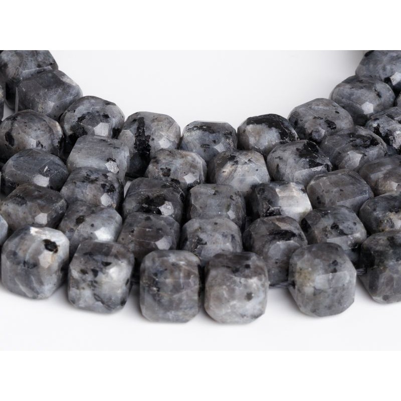 Λαμπραντορίτης - Labradorite χρώμα μαύρο σχήμα κύβος ταγιέ 8.5 mm