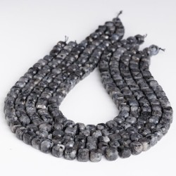 Λαμπραντορίτης - Labradorite χρώμα μαύρο σχήμα κύβος ταγιέ 8.5 mm