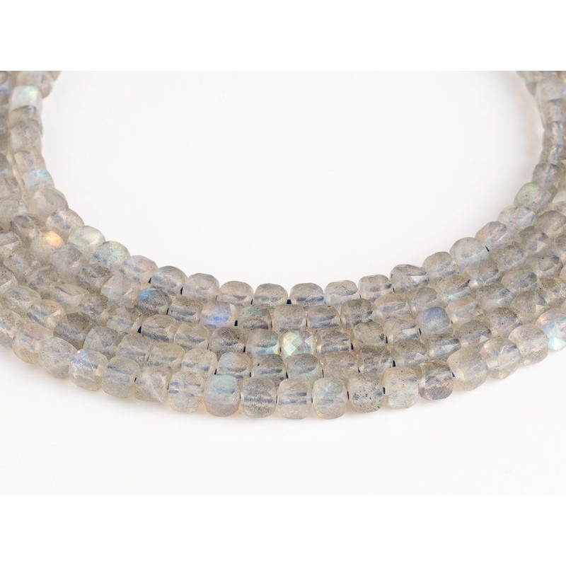Λαμπραντορίτης - Labradorite χρώμα γκρι σχήμα κύβος ταγιέ 4 mm